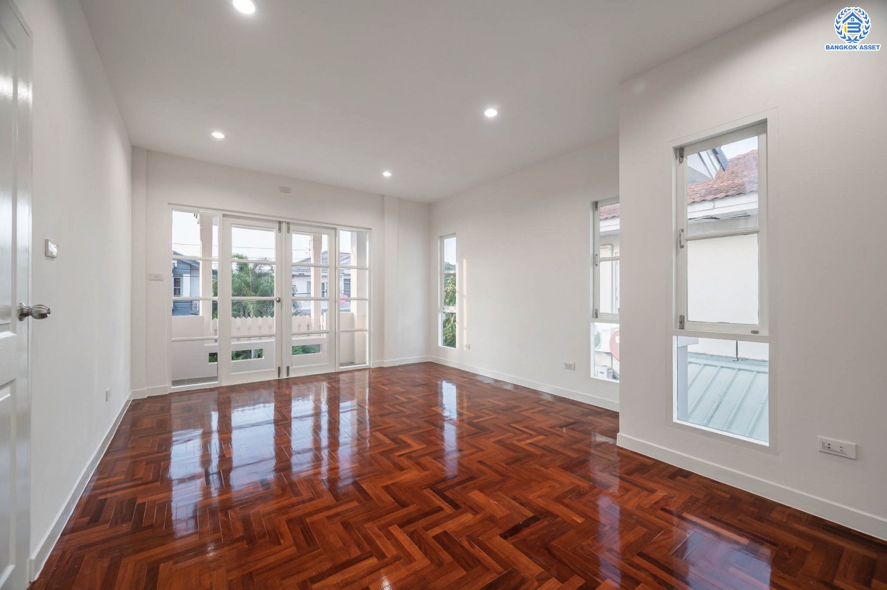 บ้านมือสองตกแต่งใหม่ โครงการ ชลลดา วัดลาดปลาดุก คุณภาพระดับ L&H บนเนื้อที่ 52 ตร.ว. ฟังก์ชัน 3 ห้องนอน 2 ห้องน้ำ 1 ที่จอดรถ สิ่งอำนวยความสะดวกครบครัน บนทำเลศักยภาพ เชื่อมต่อหลายเส้นทาง ใกล้รถไฟฟ้าสายสีม่วง "สถานีคลองบางไผ่" และเซ็นทรัล เวสต์เกต...